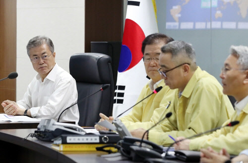 문재인 대통령이 23일 오전 청와대 국가위기관리센터 상황실에서 열린 제19호 태풍 '솔릭' 대처 상황 점검회의에서 전국 시도지사를 비롯한 관계 부처 장관들의 현황을 보고 받고 있다. 연합뉴스